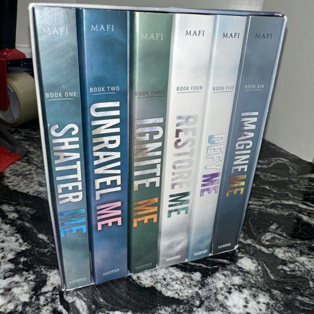 Shatter Me Series 6-Book Box Set: Shatter Me, Unravel Me, Ignite Me, - VERY GOOD